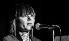 Szkéné Színház - Ibolyántúl-Oláh Ibolya előadói estje
